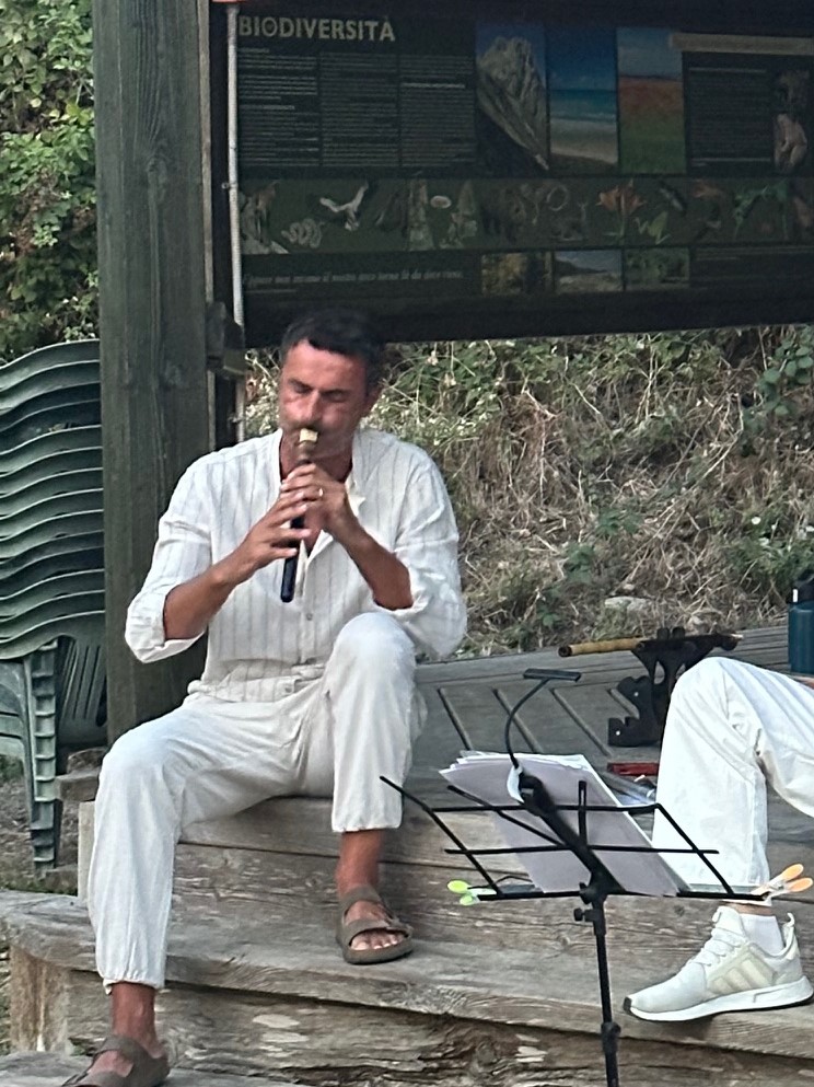 Luca che suona il flauto armeno